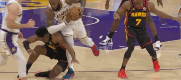 卫冕冠军迎噩耗！詹姆斯脚踝高位扭伤将无限期休战